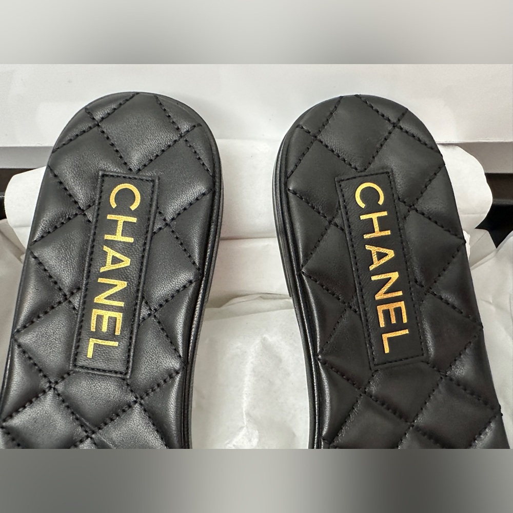 2023 CHANEL GOLD CHAIN CC LOGO BLACK LEATHER FLAT SHOES SLIDES MULES 38 - Picture 8 of 16